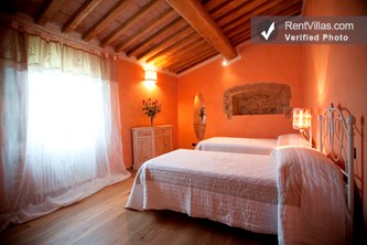 Image 15 of Photos of Beautiful Chianti Villa with Guest Cottage and Private Infinity Pool - Villa Riccardo - RentVillas.com