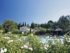 Photo of Family-Friendly Villa with Pool and Walking Distance to St Remy