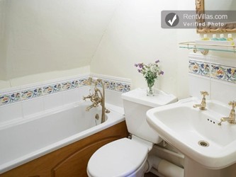 Image 5 of Photos of Cottage in the Cotswolds - Flower Cottage - RentVillas.com